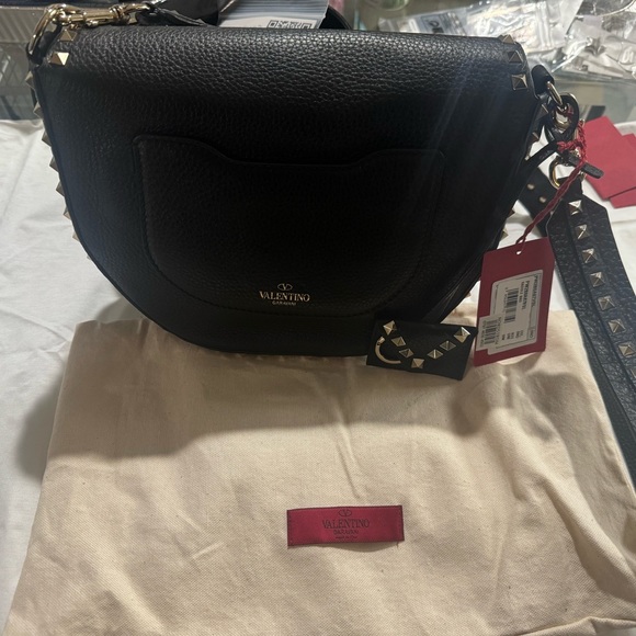 VALENTINO GARAVANI
Grained Calfskin Rockstud Saddle Bag Black - Picture 3 of 6